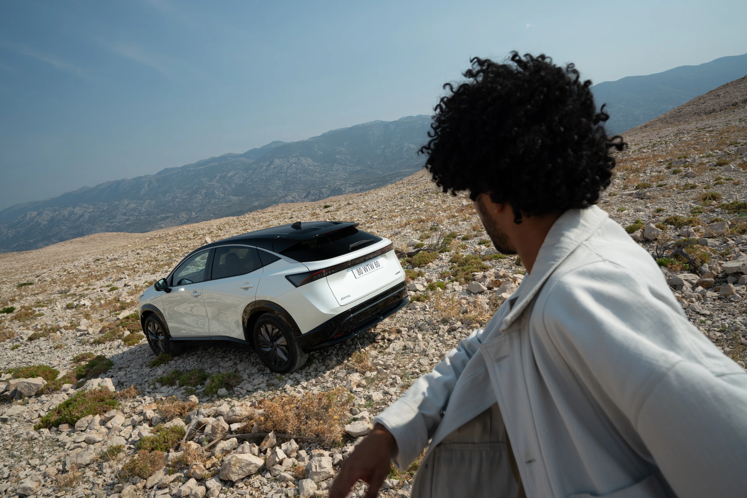 Nissan beauty shot on the rocks